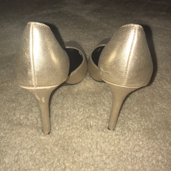⭐️Gold pumps! - Picture 3 of 4
